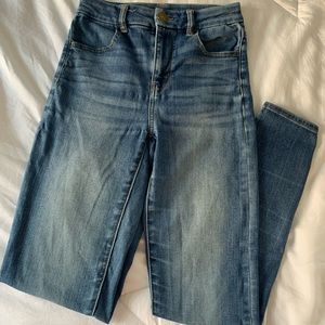 American Eagle Curvy Hi-Rise Medium Wash Blue Jeans / Jeggings size 00